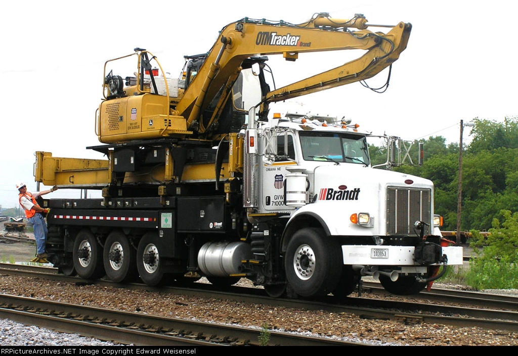 Up 83089 Brandt OTM with John Deere TMDS tie/rail picker